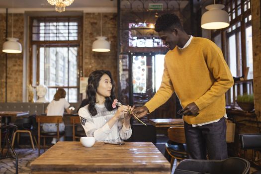 10 Essential Tips for Your First In-Person Date After Meeting Online